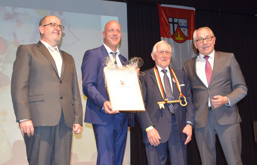 Josef Rüddel wurde zum ersten Ehrenbürger der Gemeinde Windhagen ernannt