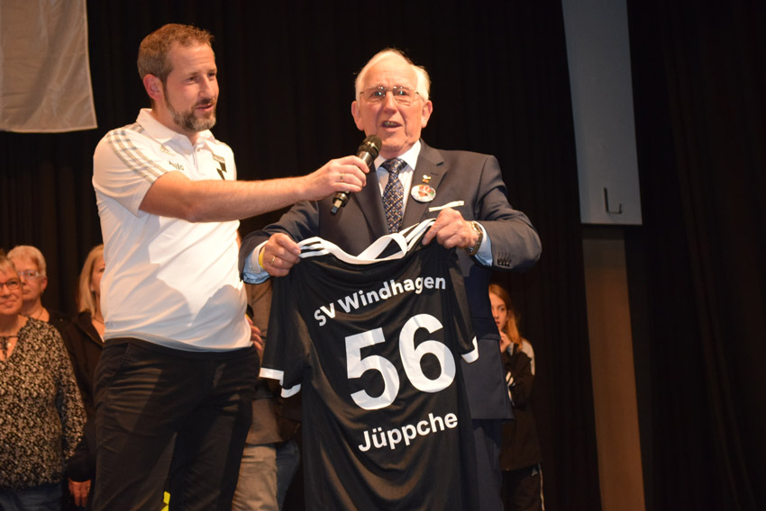 der 2. Vorsitzende des SV Windhagen, Carsten Schellberg würdigte die Verdienste von Josef Rüddel und übergab ein besonderes Ehrentrikot