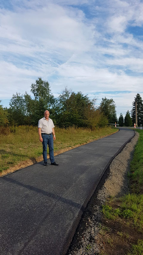 Ortsbürgermeister Martin Buchholz auf der Verlängerung des Weges zwischen Windhagen und Köhlershohn