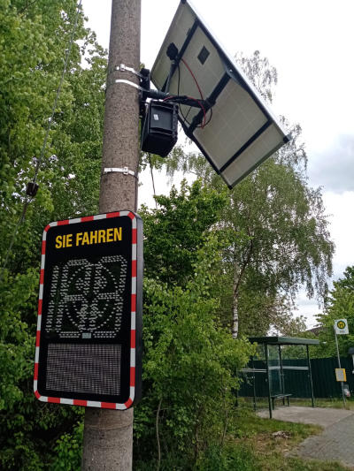 solarbetriebene Geschwindigkeits-Anzeigetafel in Windhagen