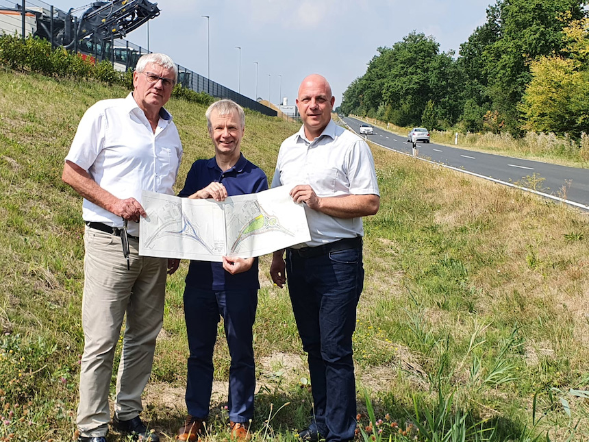 Sebastian Schuster (Landrat Rhein-Sieg-Kreis), Otto Neuhoff (Bürgermeister Stadt Bad Honnef), Martin Buchholz (Ortsbürgermeister Windhagen) auf der geplanten Wege-Trasse.

