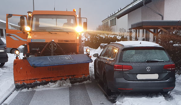 Schneeräumfahrzeug in enger Straße. Bildquelle: Ortsgemeinde Windhagen